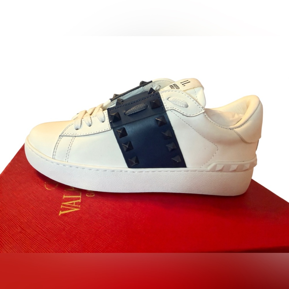 Valentino White Sneakers with Navy Accents and Studs
Made in Cħíńà